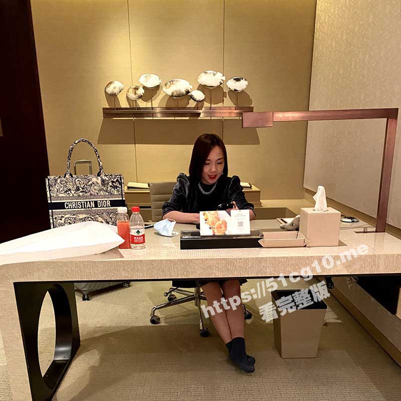 上海商学院哲学系老师 张玥媛 不雅视频流出 表面端庄私下反差 风骚表情十分到位！