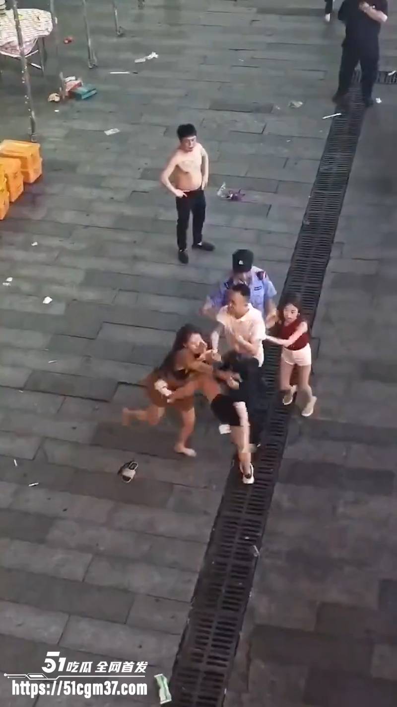双女街头互殴 上演撕衣大战 拳打脚踢春光外泄 保安拉都拉不住太野了！