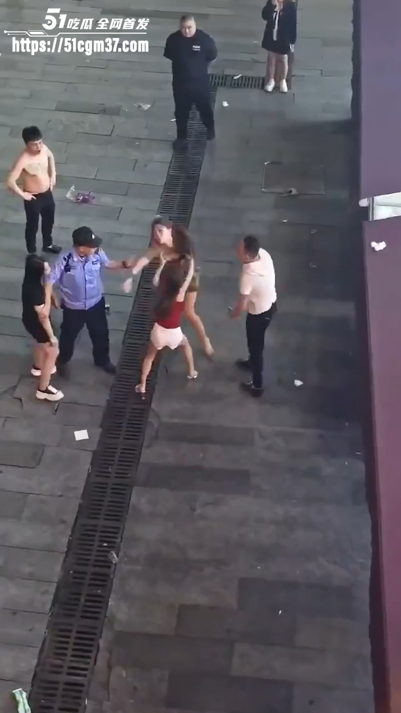 双女街头互殴 上演撕衣大战 拳打脚踢春光外泄 保安拉都拉不住太野了！