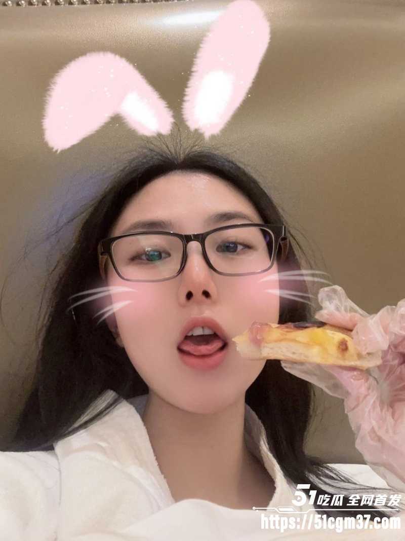 极品网红 俏妞 细腰长腿肥臀美乳 黑丝旗袍情趣制服大秀 骚浪姿态一秒硬！