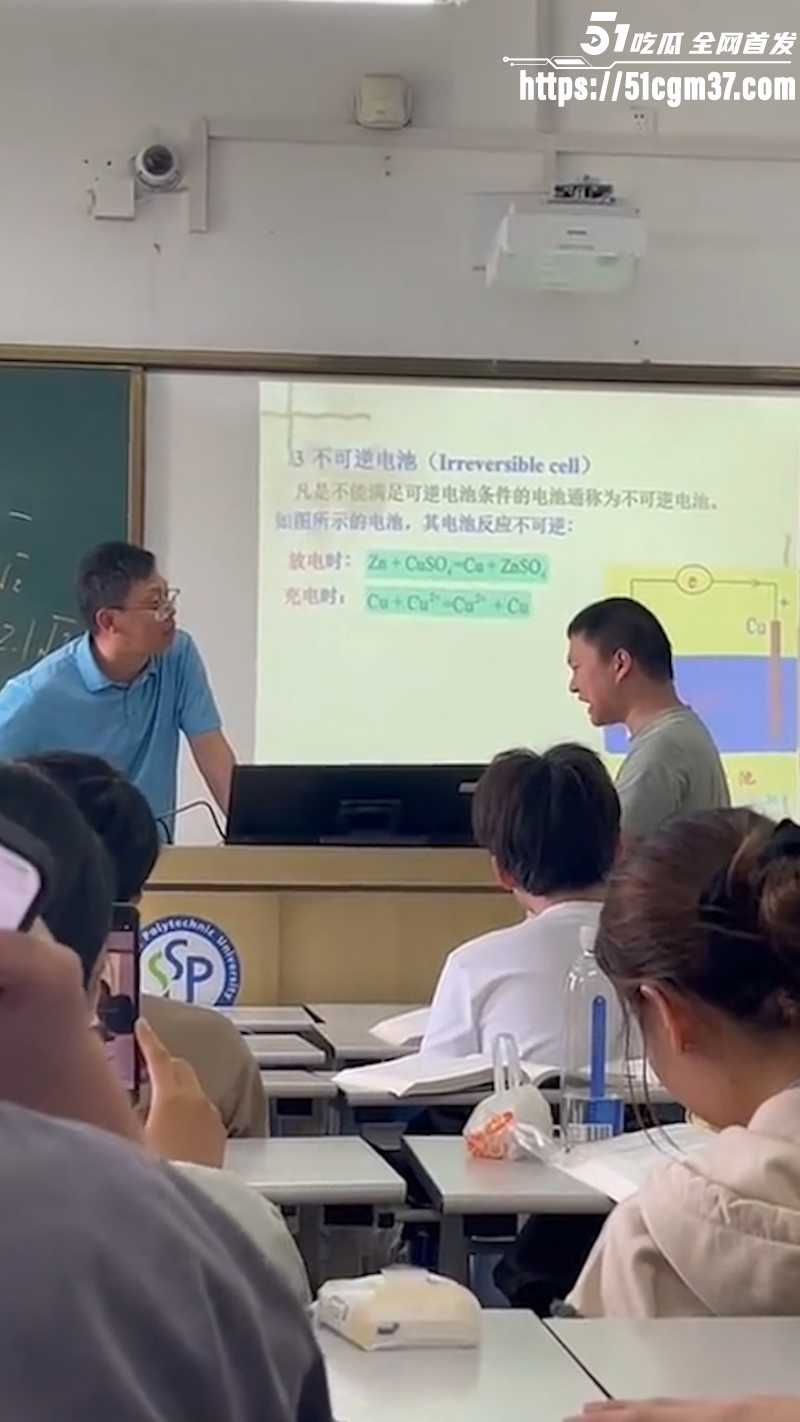 上海二工大 杀神 满脸怒容冲老师大吼 吓的老师马上道歉 视频火爆全网！