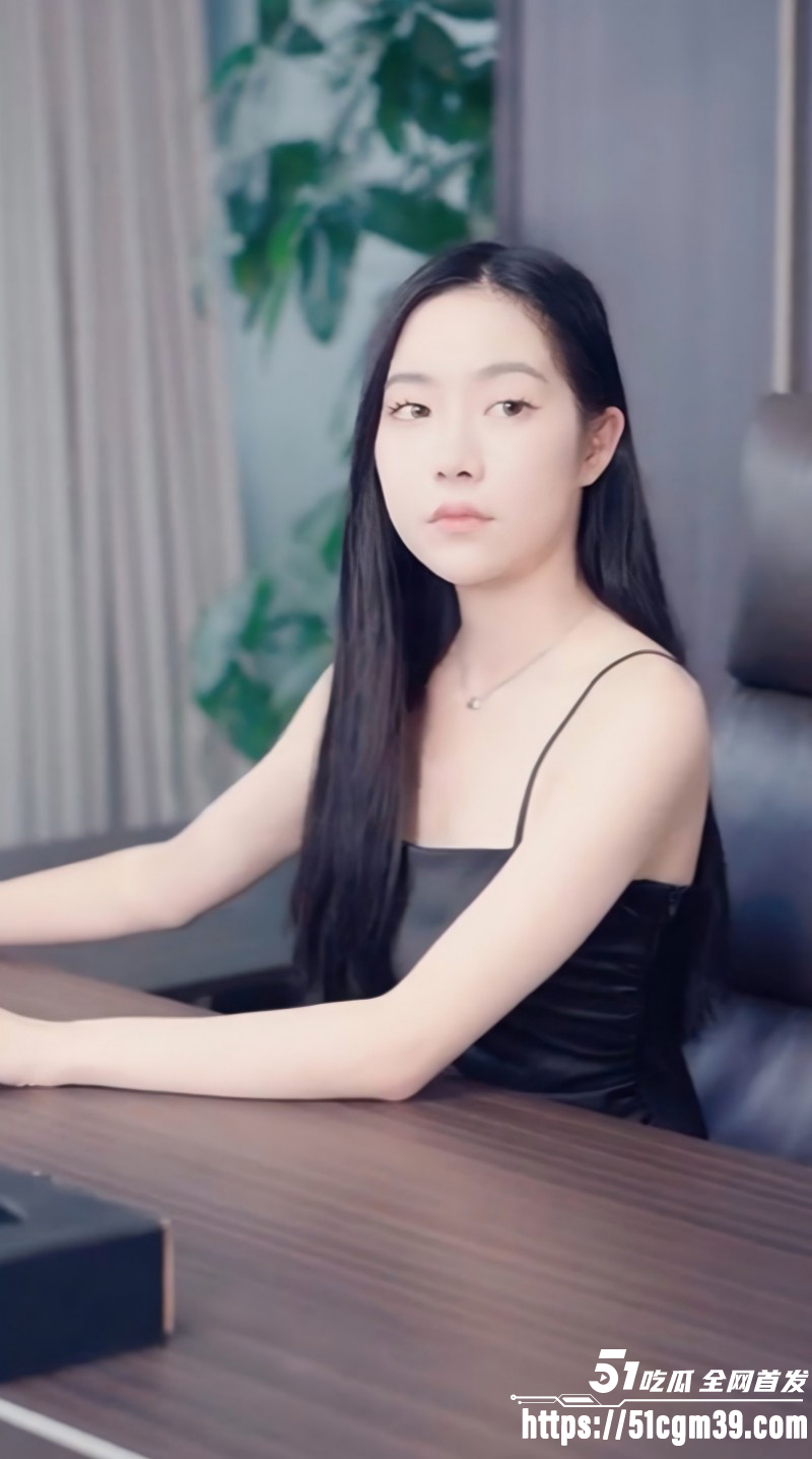 擦边短剧《职场升职记》打工仔掌握领导偷情把柄 靠着花言巧语爽玩职场尤物！