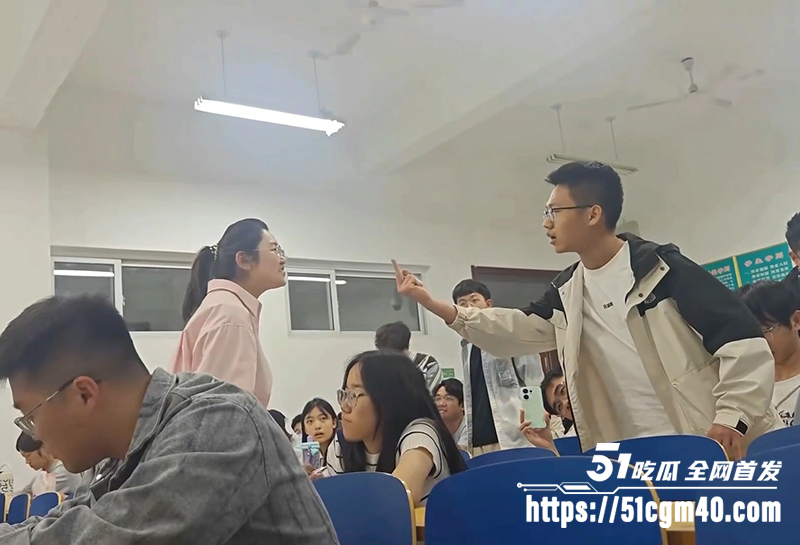 河北水利学院 中指哥 大闹课堂爆火 脑补被老师侮辱 激情狂怼被反喷