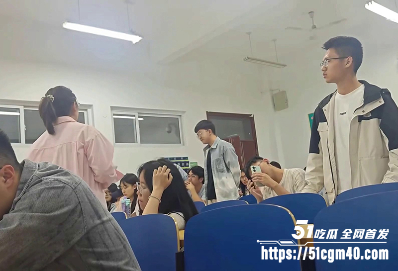 河北水利学院 中指哥 大闹课堂爆火 脑补被老师侮辱 激情狂怼被反喷