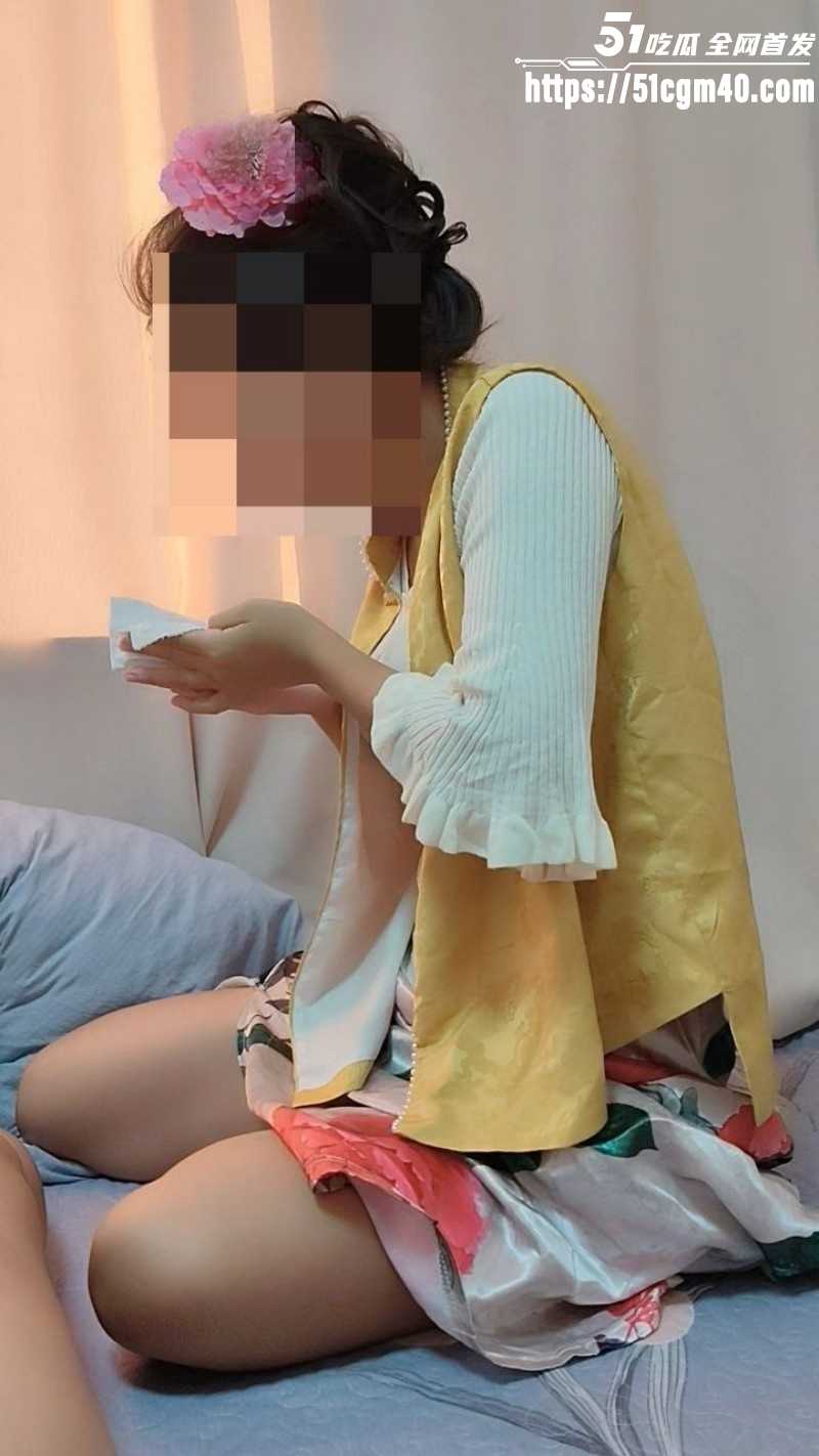 乱伦大神 相依为命的母子 妈妈的阴道总是令我无法自拔 侧入抽插爽到彻底沉沦！