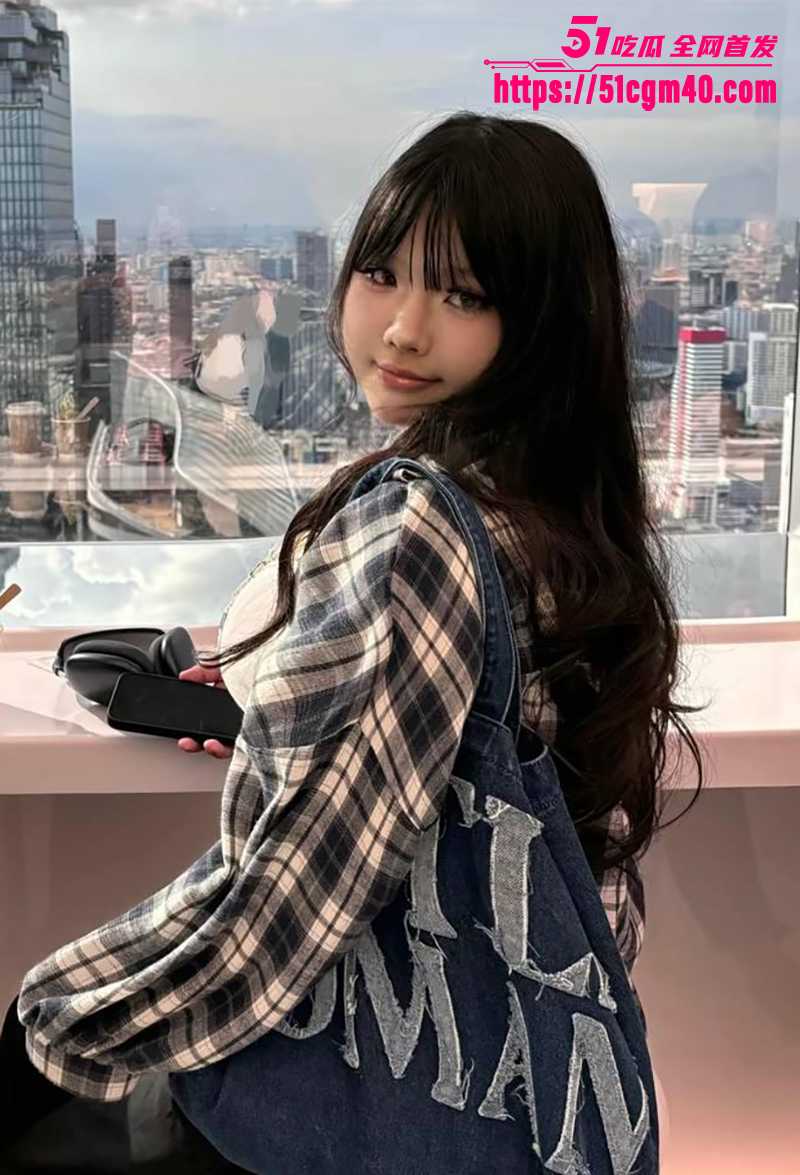 华夏理工F杯学妹 吴思宁 偷当福利姬捞金 露巨乳在线发骚求高潮