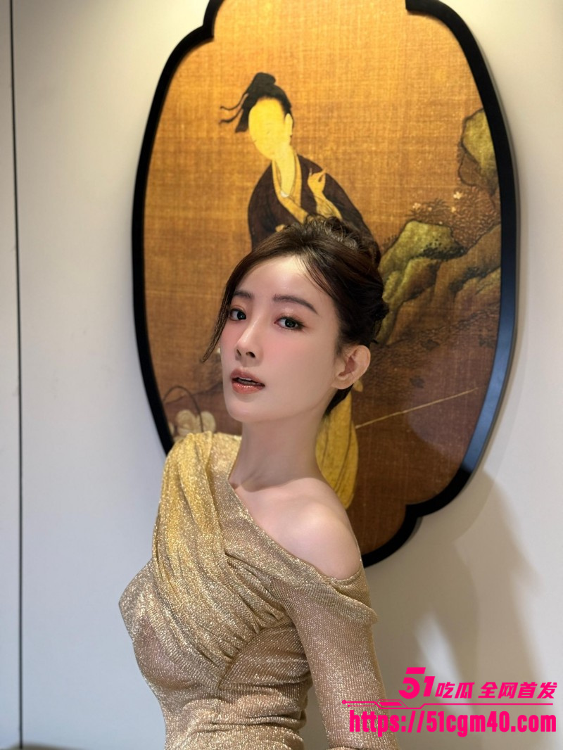 央视前主持人 马卉 再爆猛料 朋友圈上演漏奶凸点擦边大秀 甜美人设沦为反差母狗