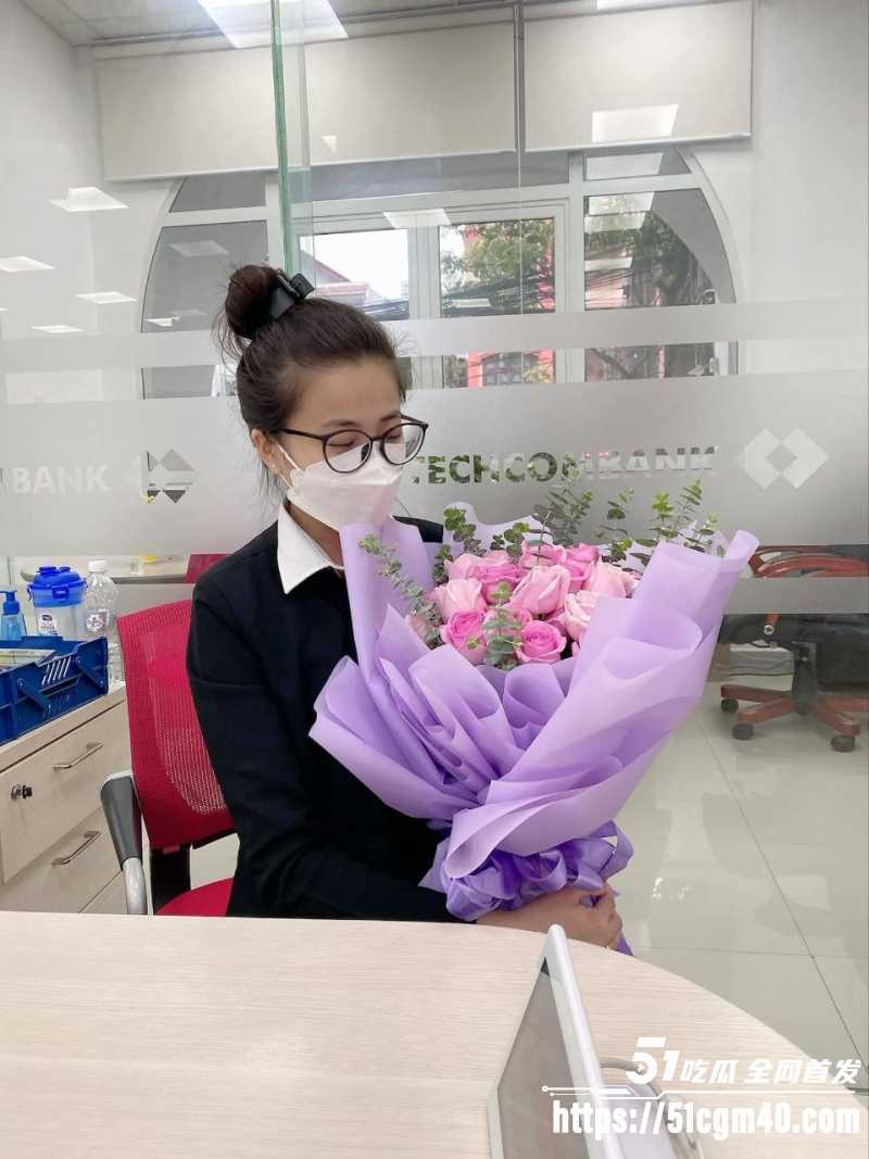 越南技商银行 女职员 被副行长潜规则 骚穴无套暴力打桩 浪叫不断彻底沉沦！