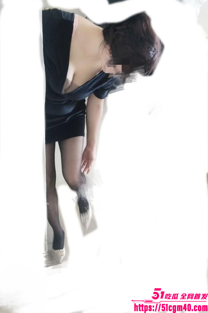 海角乱伦大神天天都想日我妈 解禁后的第一次 在床上干的骚妈抽搐！
