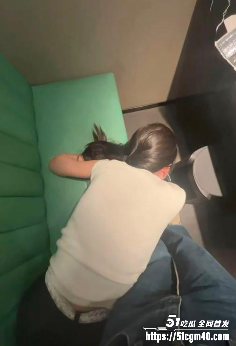 清纯网美 小美丸子 被金主无套调教 高撅肥臀特写淫水拉丝超刺激