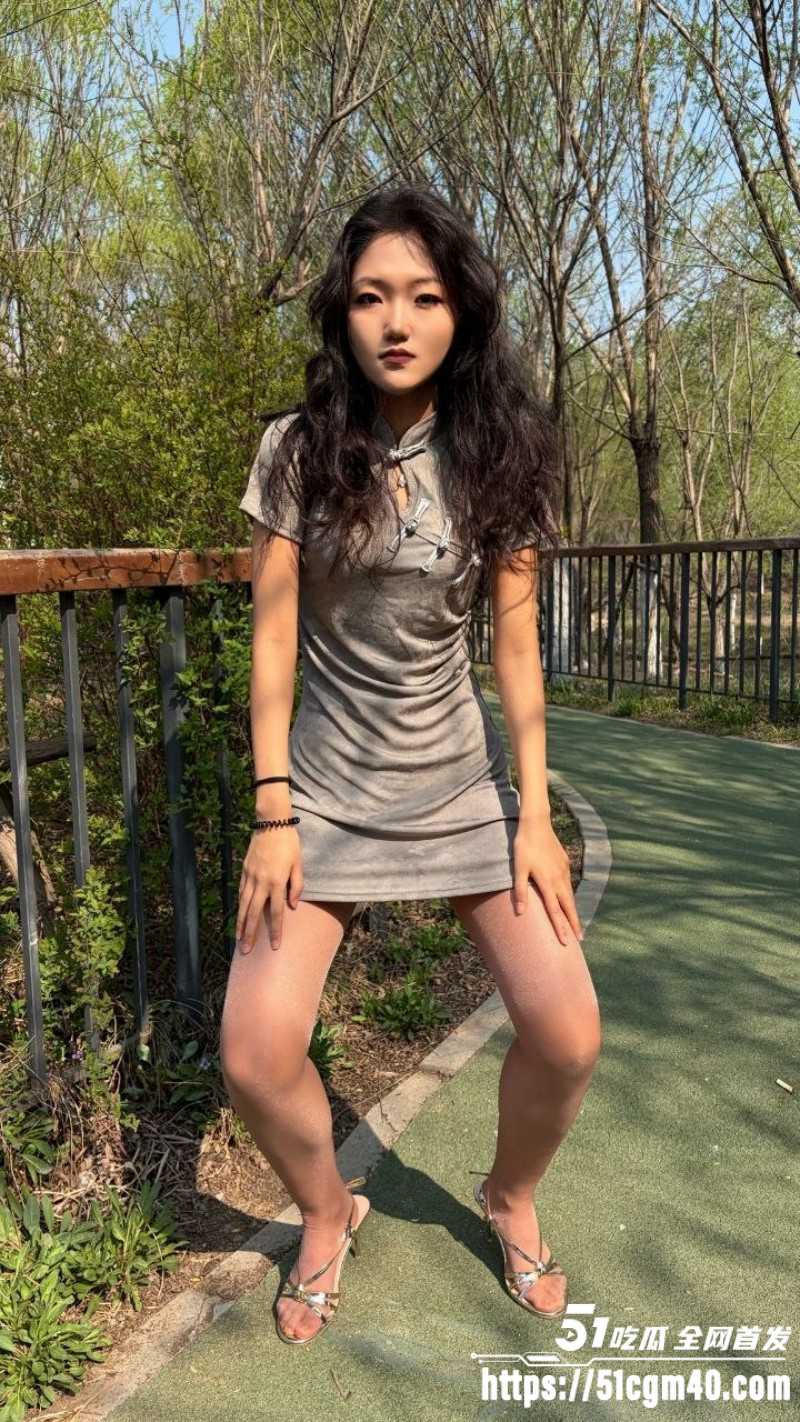 抖音网红 黑圣母 调教女奴自拍 乳夹捆绑蹂躏蜜穴 跪地口交刺激十足