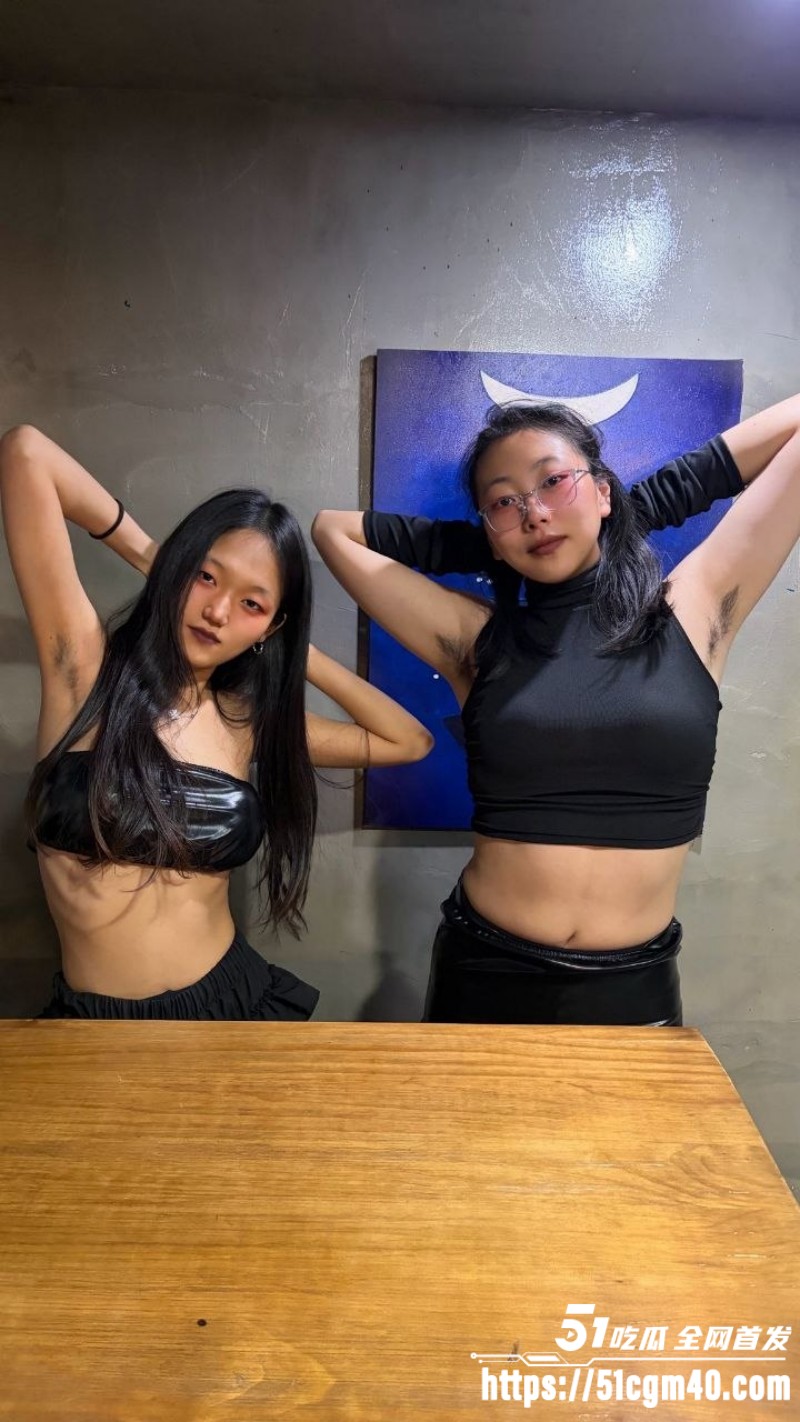 抖音网红 黑圣母 调教女奴自拍 乳夹捆绑蹂躏蜜穴 跪地口交刺激十足