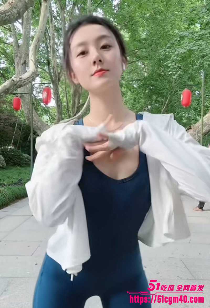 网红女神 芥末小章鱼 白天读博晚上扮狗 叼着丝袜被金主无套爆操