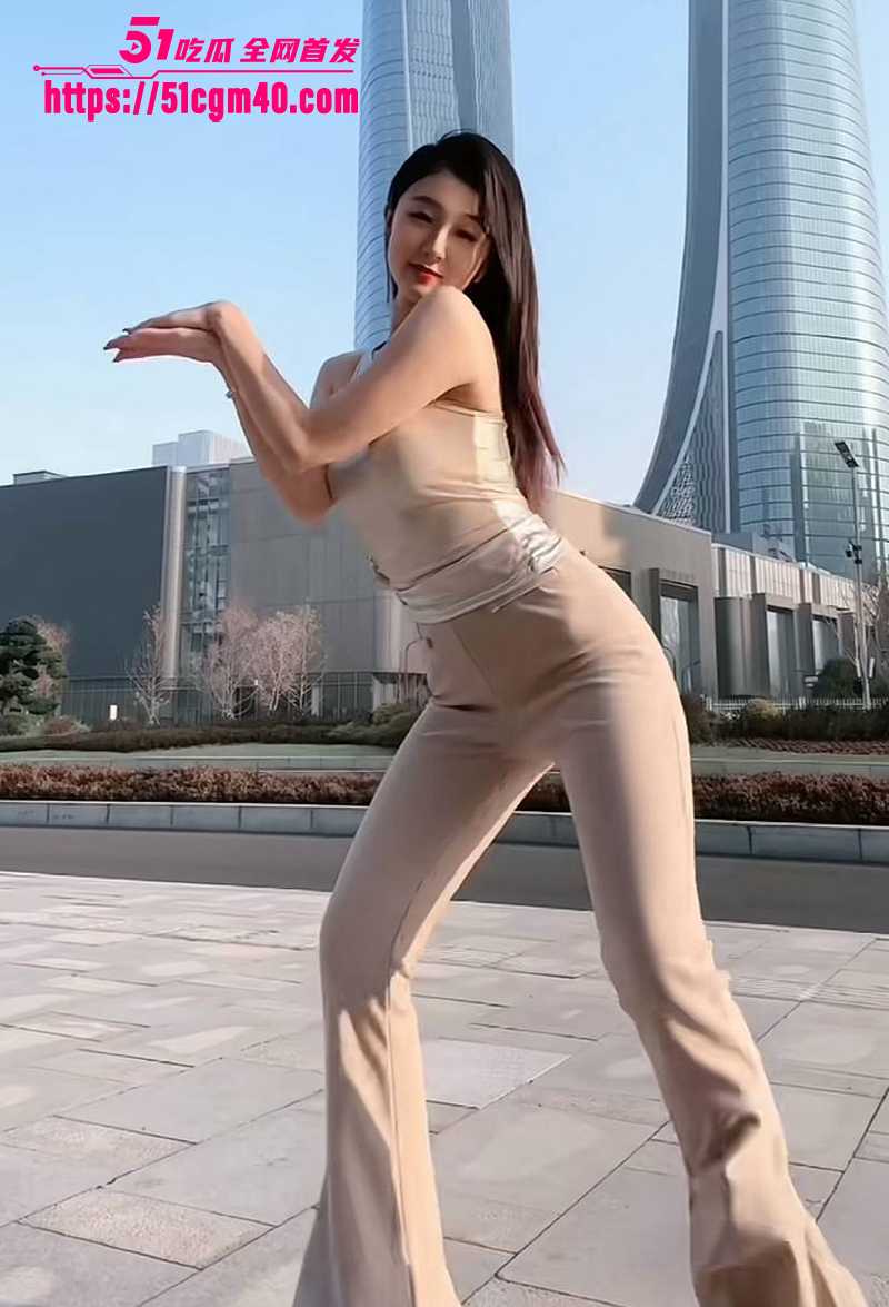 网红女神 芥末小章鱼 白天读博晚上扮狗 叼着丝袜被金主无套爆操