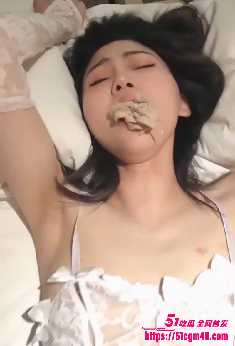 网红女神 芥末小章鱼 白天读博晚上扮狗 叼着丝袜被金主无套爆操