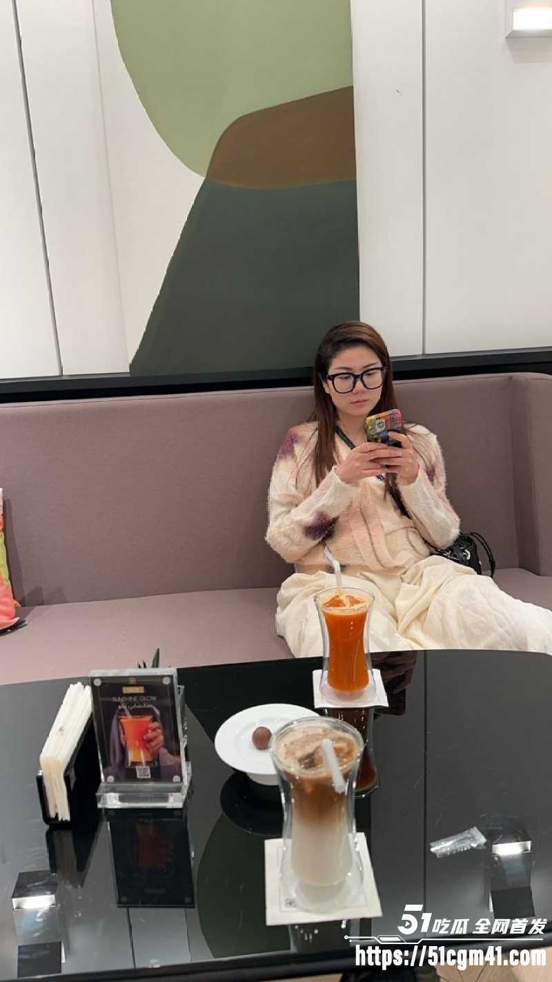 重庆气质拜金御姐 约炮榜一金主 酒店化身骚货 翘臀后入狂干淫靡不堪！ 