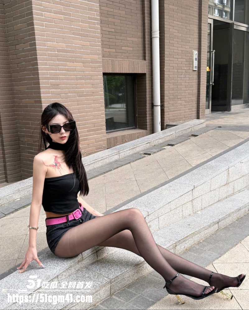 上海天菜女大 王萱 在校期间被金主包养 男友查手机发现后 怒爆性爱视频！