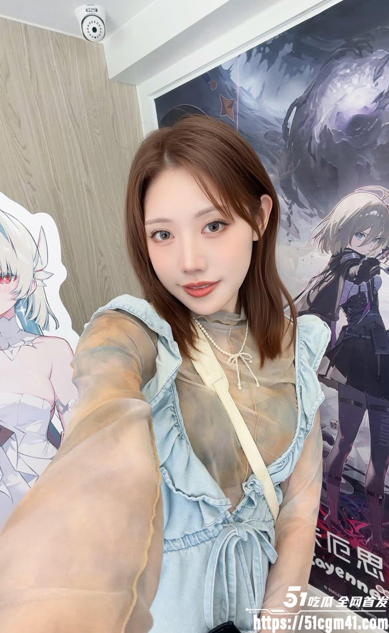 抖音网红 柔柔呱 cos鸣潮双女神 蓝发白虎一线天 掰开肉穴被巨龙入洞 酥软腰肢太刺激！