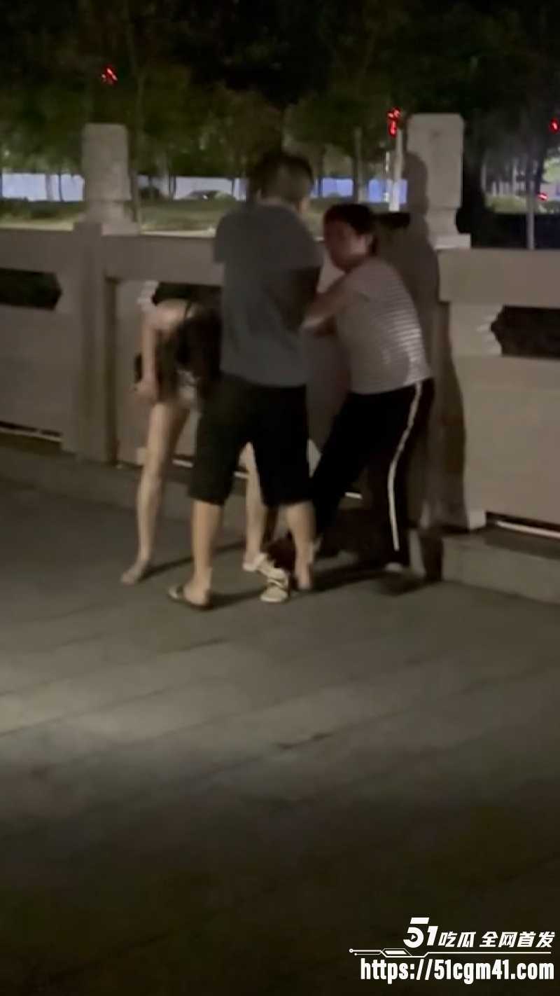 60岁老登金枪不倒 公园和小三约会惨遭抓奸 被原配怒撕衣服现场扭打 场面混乱不堪！