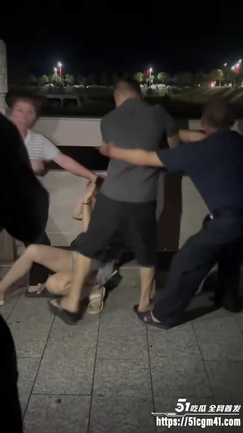 60岁老登金枪不倒 公园和小三约会惨遭抓奸 被原配怒撕衣服现场扭打 场面混乱不堪！
