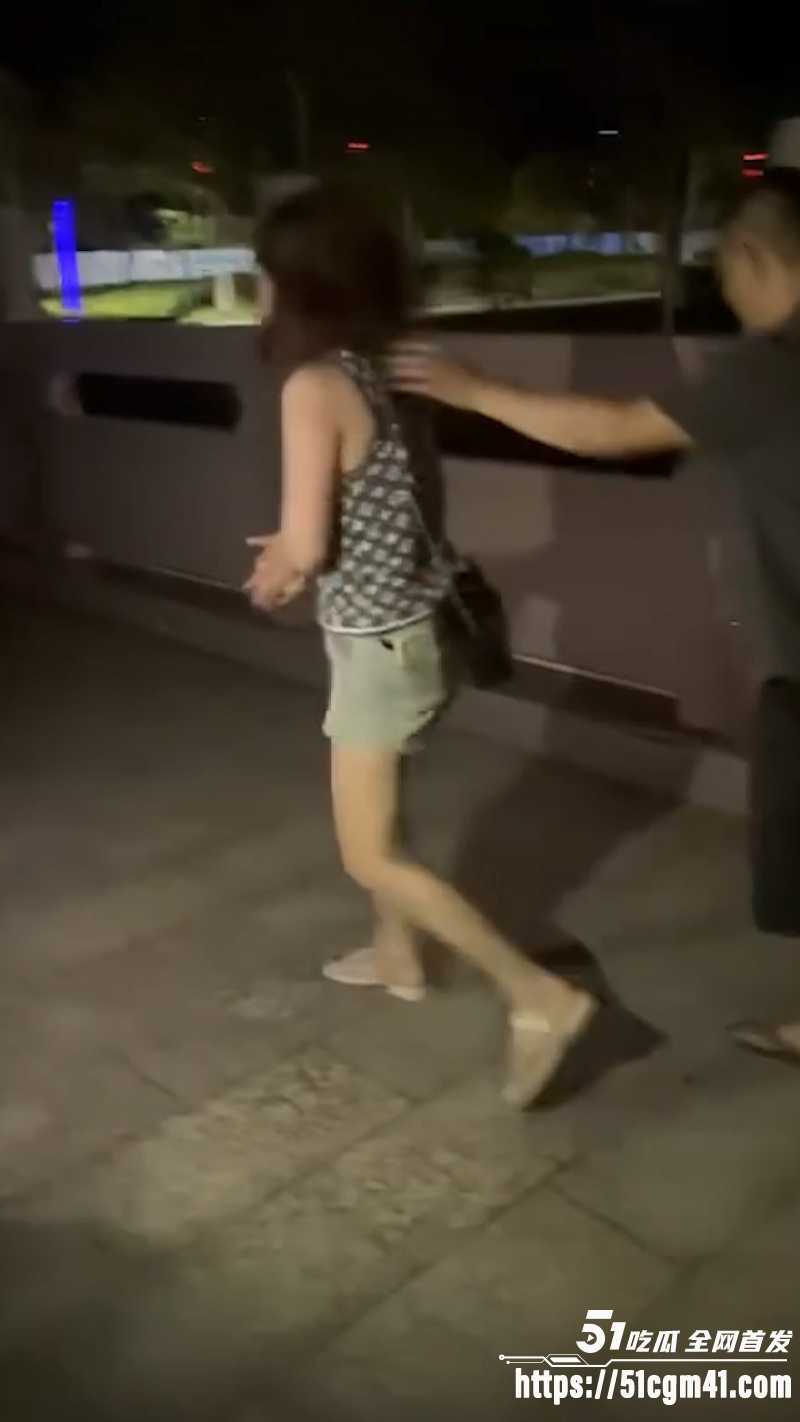 60岁老登金枪不倒 公园和小三约会惨遭抓奸 被原配怒撕衣服现场扭打 场面混乱不堪！