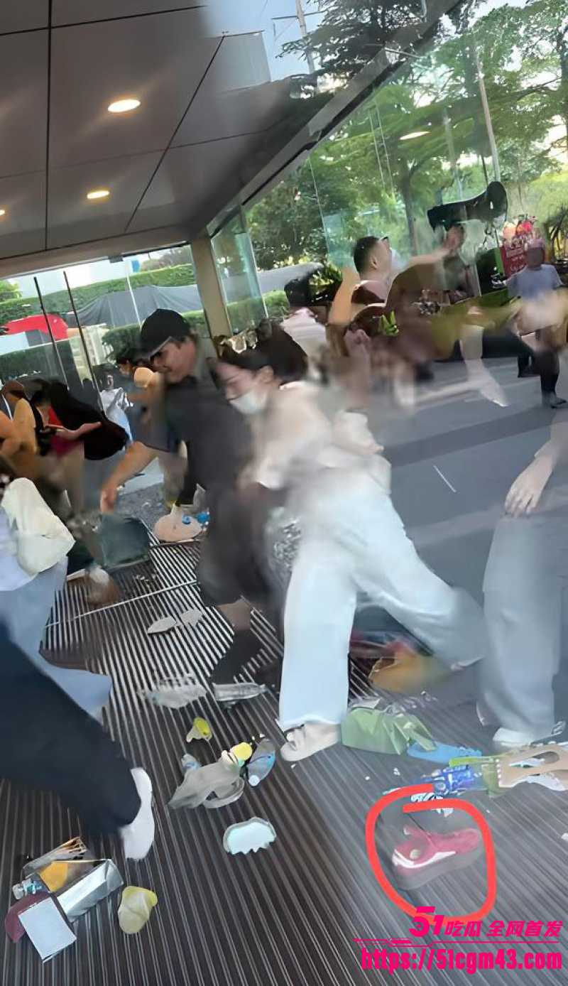 张凌赫活动现场再次上演大型饭圈失控事件 粉丝情绪失控集体狂冲 多人受伤鞋子跑丢！