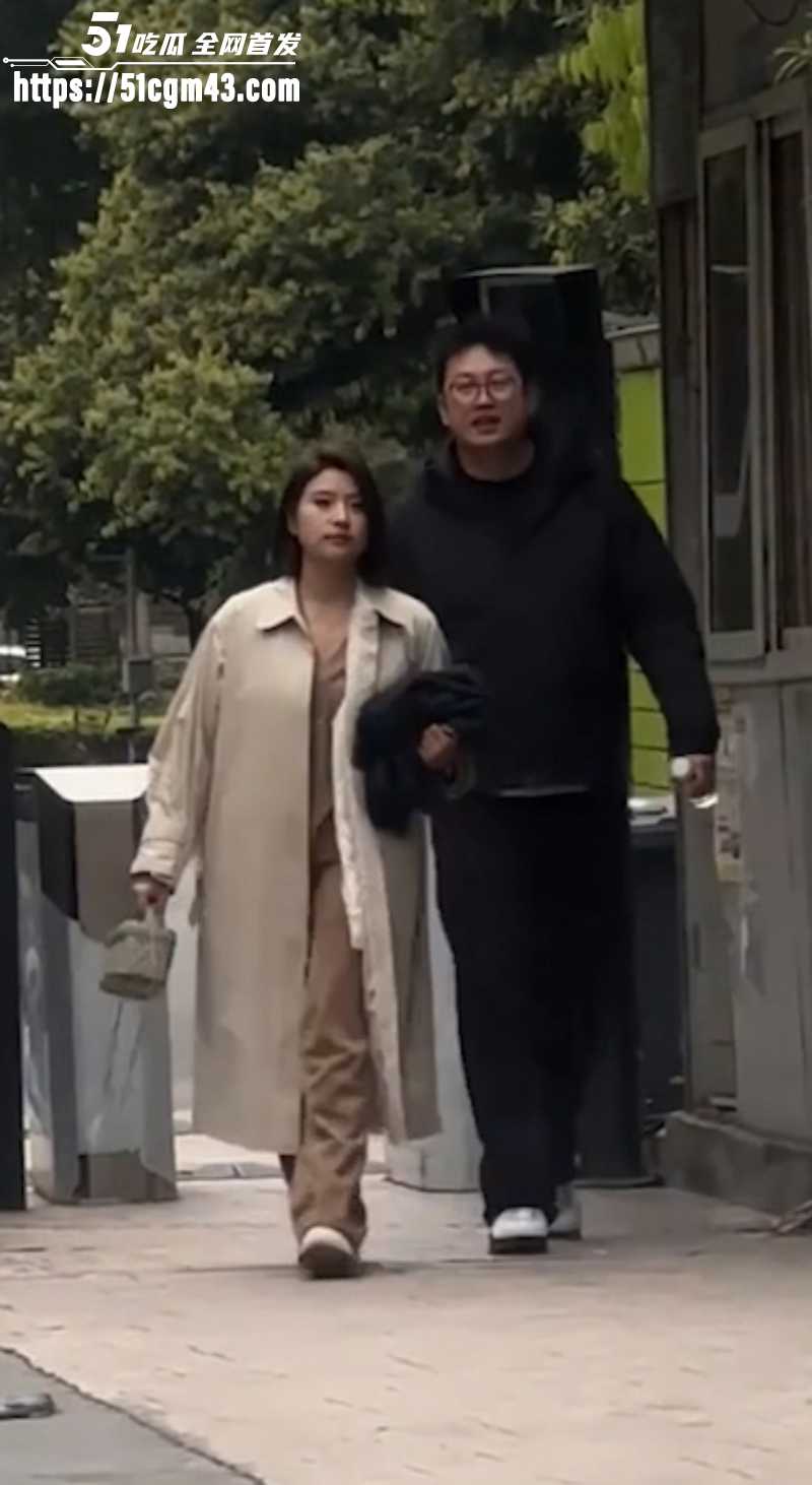 原配当场抓奸丈夫出轨 小三公开承认身份 秒签离婚协议 抛弃妻子恶心至极！