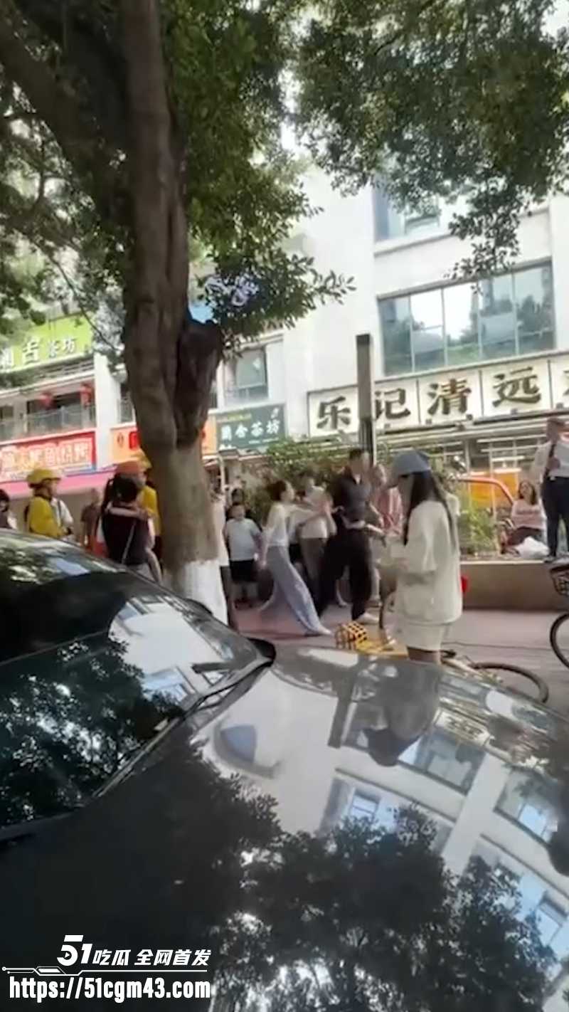 原配当场抓奸丈夫出轨 小三公开承认身份 秒签离婚协议 抛弃妻子恶心至极！