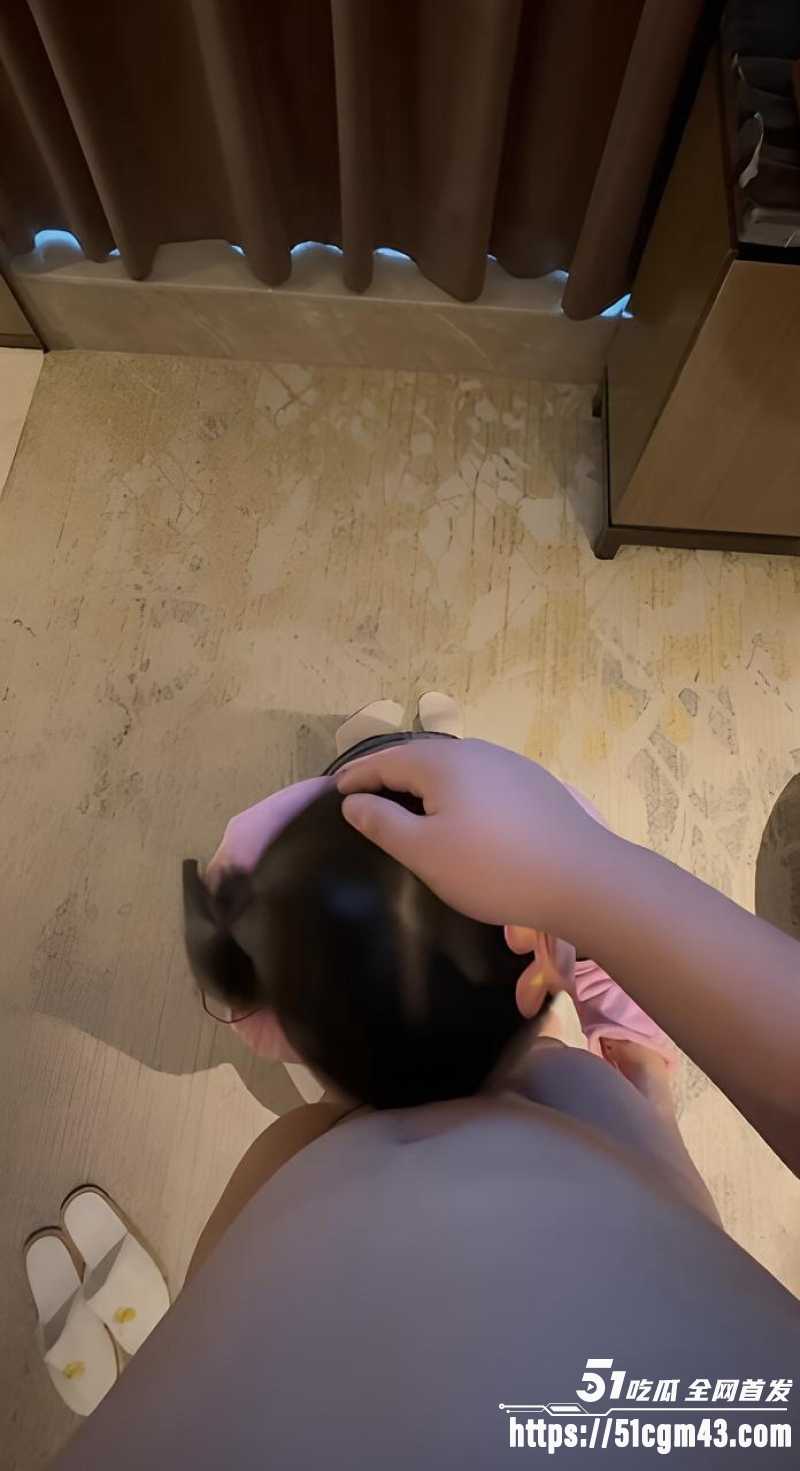 甜美少女 呓呆呆 全裸跪地当母狗拽绳狂遛 被金主激情后入站地打桩！