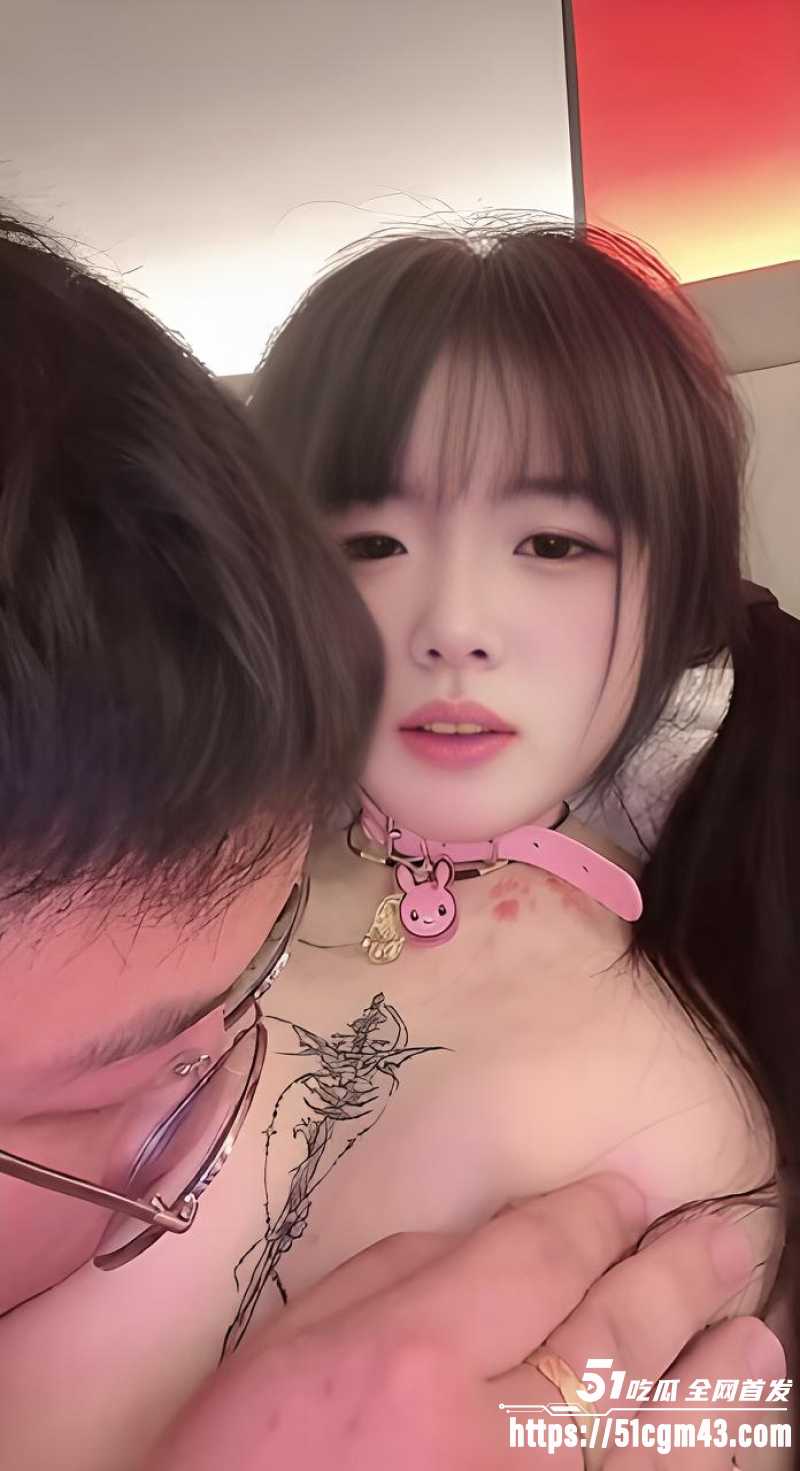 甜美少女 呓呆呆 全裸跪地当母狗拽绳狂遛 被金主激情后入站地打桩！
