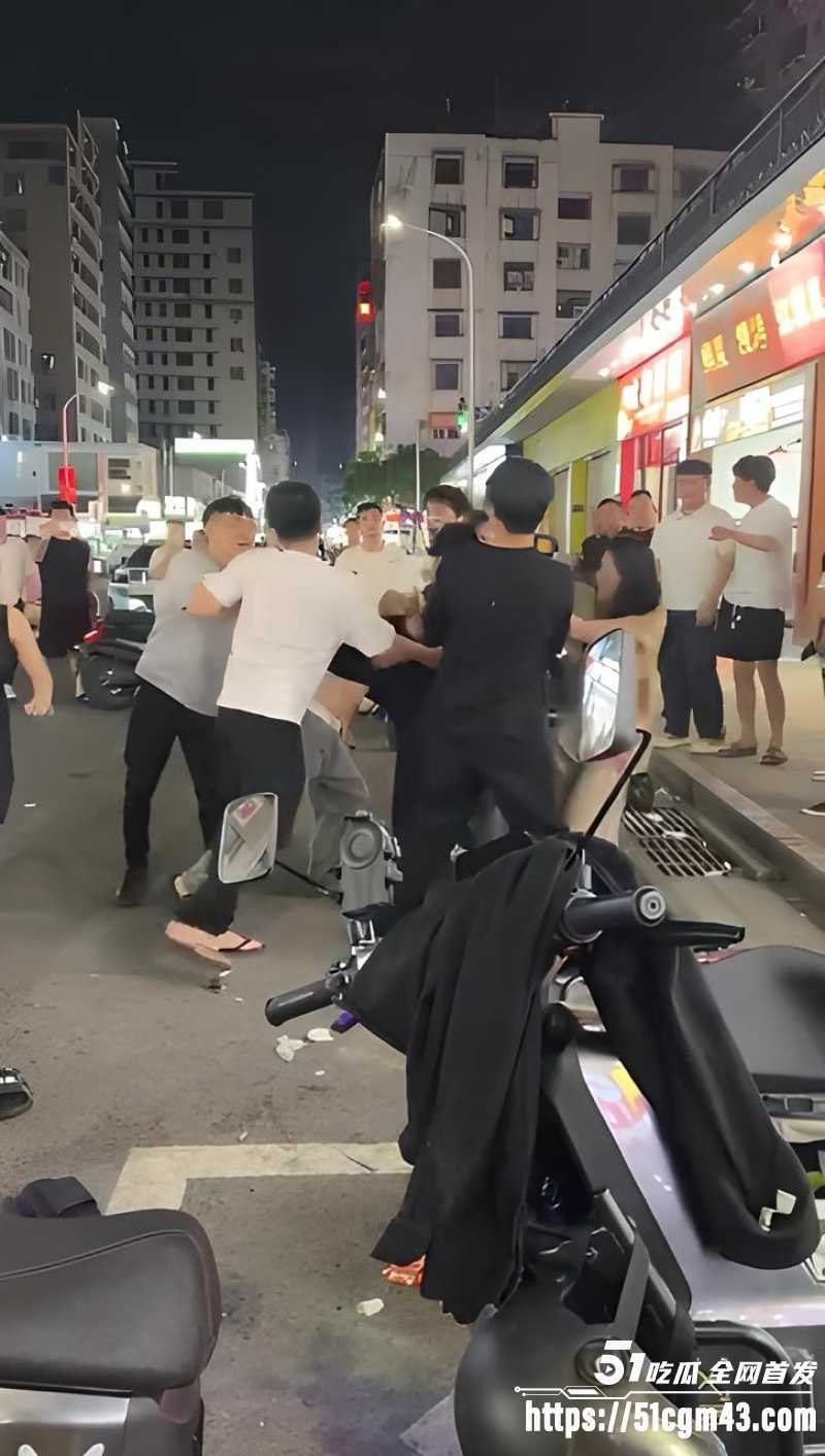 反差女神精神小伙打架现场 美女真上狂野扭打直接失控 身材火辣太带感！