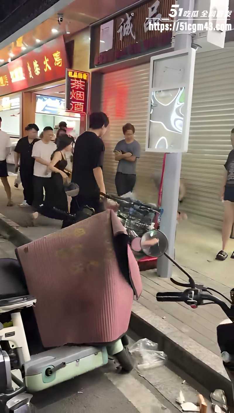 反差女神精神小伙打架现场 美女真上狂野扭打直接失控 身材火辣太带感！