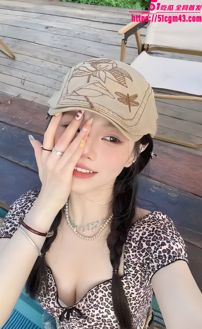 重庆御姐 薛惠 与金主酒店缠绵 化身淫荡母狗骑乘榨精 那年的清纯一去不复返了！