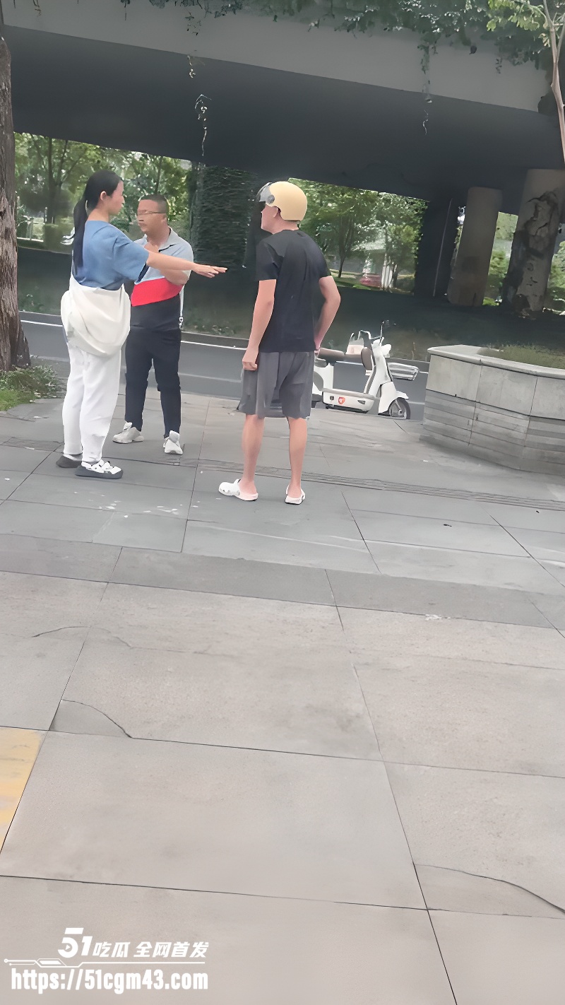 大爷街头怒怼顺丰小哥 遭其反杀锁喉 被重拳打到满嘴血渍 路人拉都拉不住！