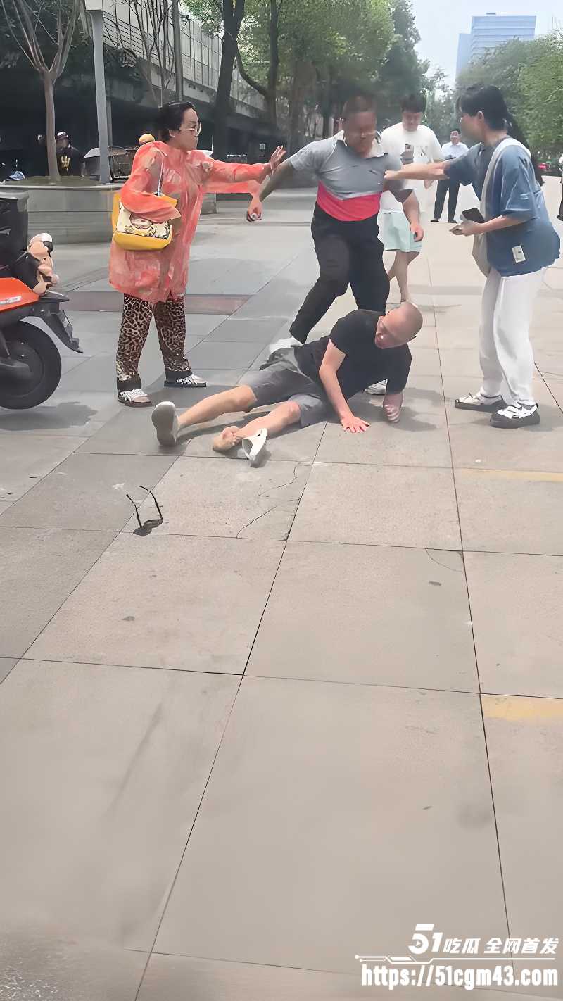 大爷街头怒怼顺丰小哥 遭其反杀锁喉 被重拳打到满嘴血渍 路人拉都拉不住！