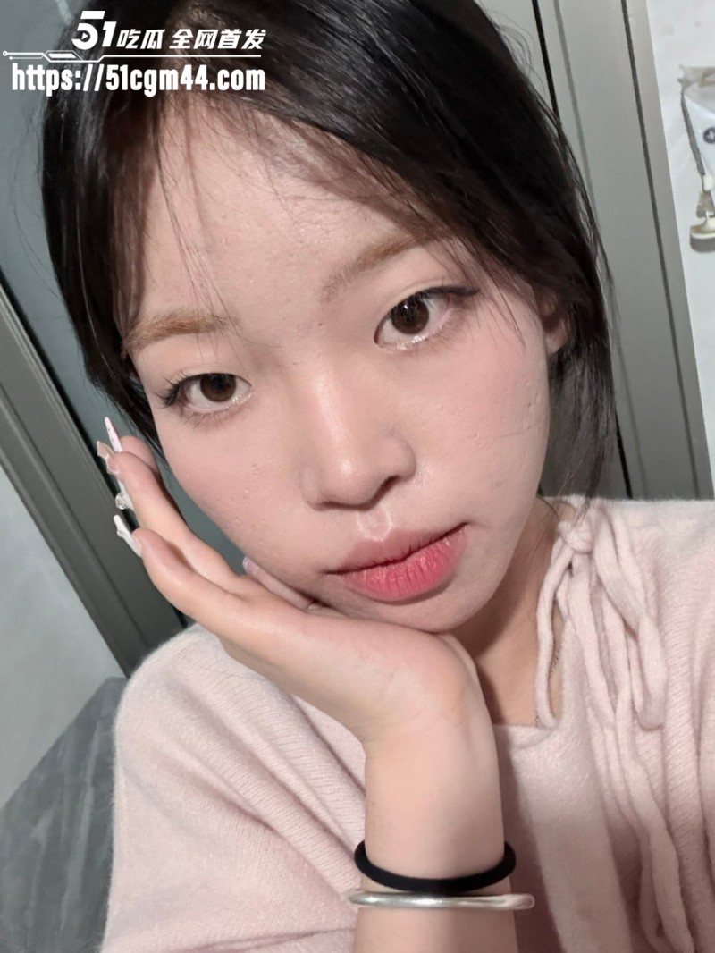 西澳大学IT留学生 被女友联合闺蜜曝光 隔空对线大骂农村狗 女友与金主同居私拍流出！