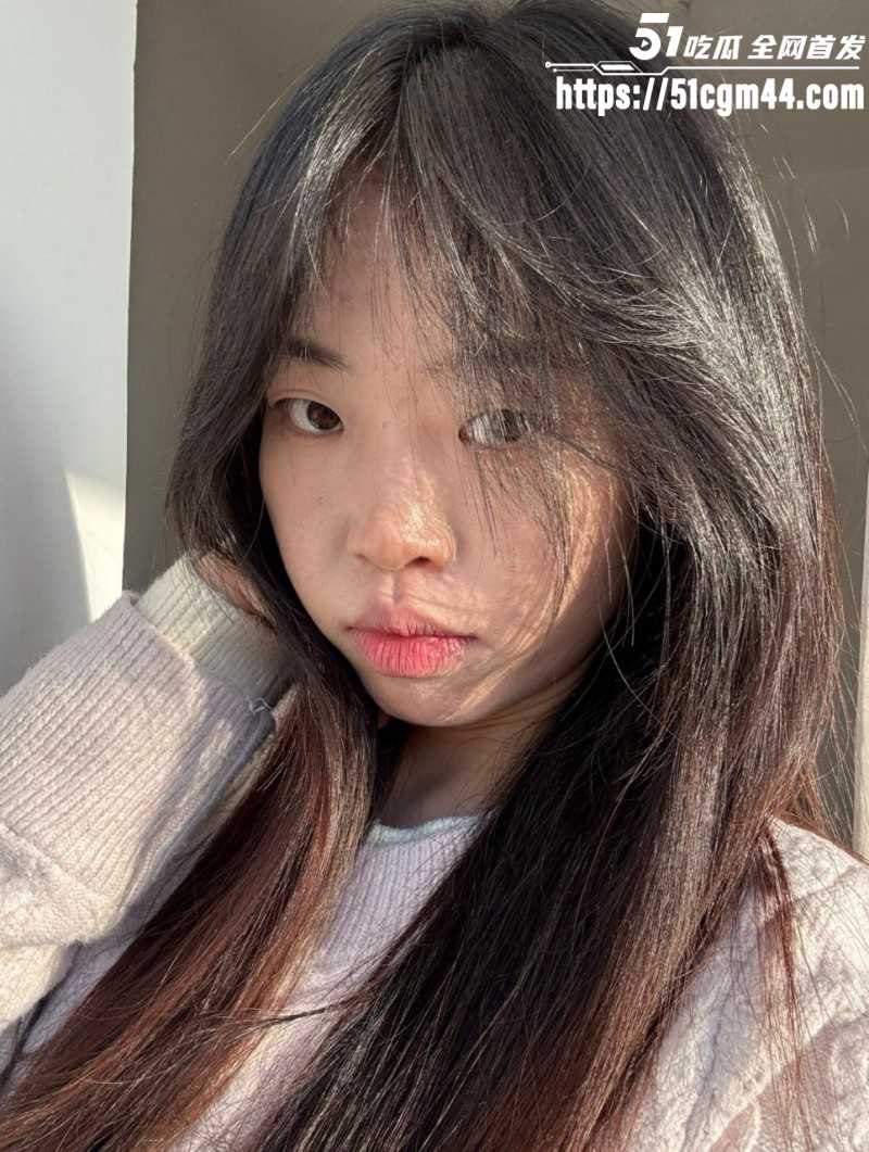 西澳大学IT留学生 被女友联合闺蜜曝光 隔空对线大骂农村狗 女友与金主同居私拍流出！