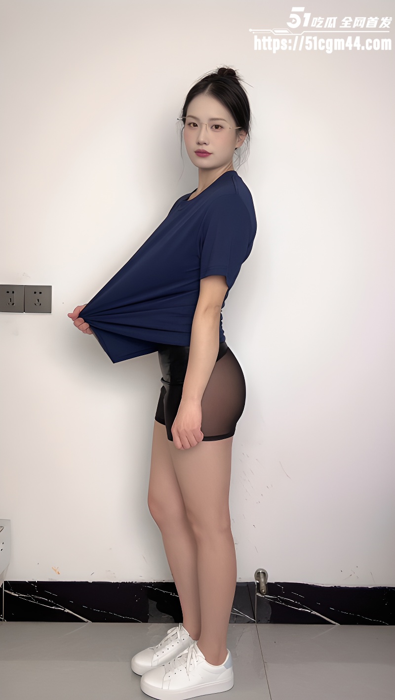 抖音女网红 杰男装 与金主一对一裸聊 破损黑丝肥臀极其惹眼 指奸骚穴浪度爆表！ 