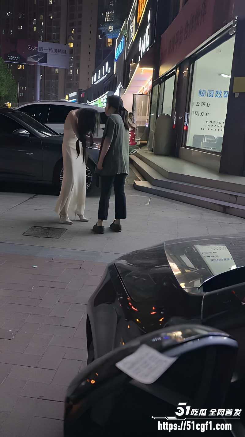 湘E0EN87车主酒店约小三被原配当场堵住 白裙高跟美女吓到跳河 家里彻底崩了