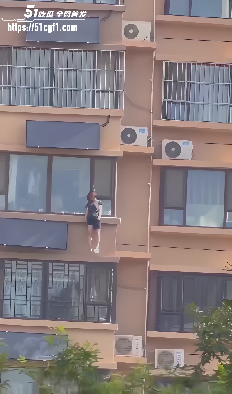 湘E0EN87车主酒店约小三被原配当场堵住 白裙高跟美女吓到跳河 家里彻底崩了