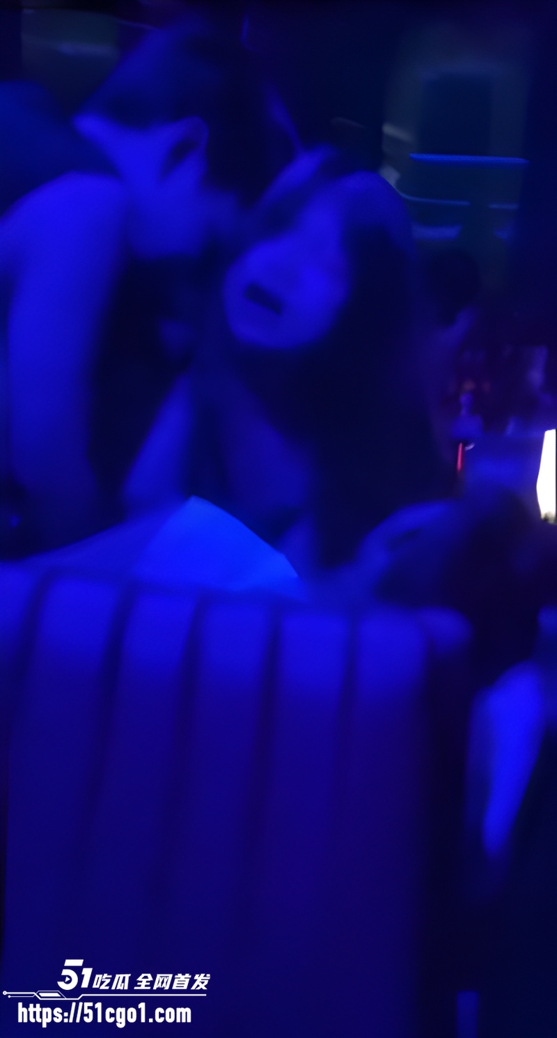 震惊 成都339酒吧女子被下药 两男公共场合轮奸 画面极其辣眼睛！