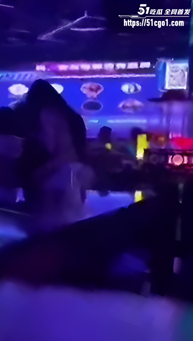 震惊 成都339酒吧女子被下药 两男公共场合轮奸 画面极其辣眼睛！