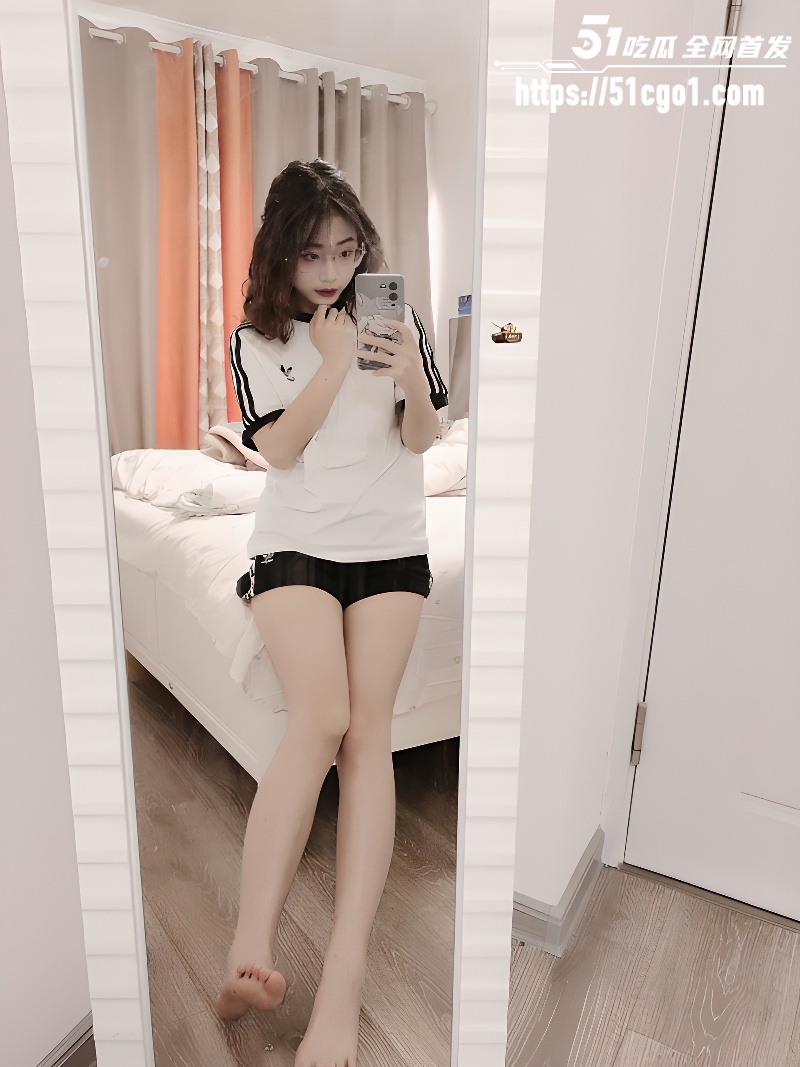 抖音网红 小L锦鲤附体 付费福利 眼镜婊自慰反差至极 脸穴同框特写喷水