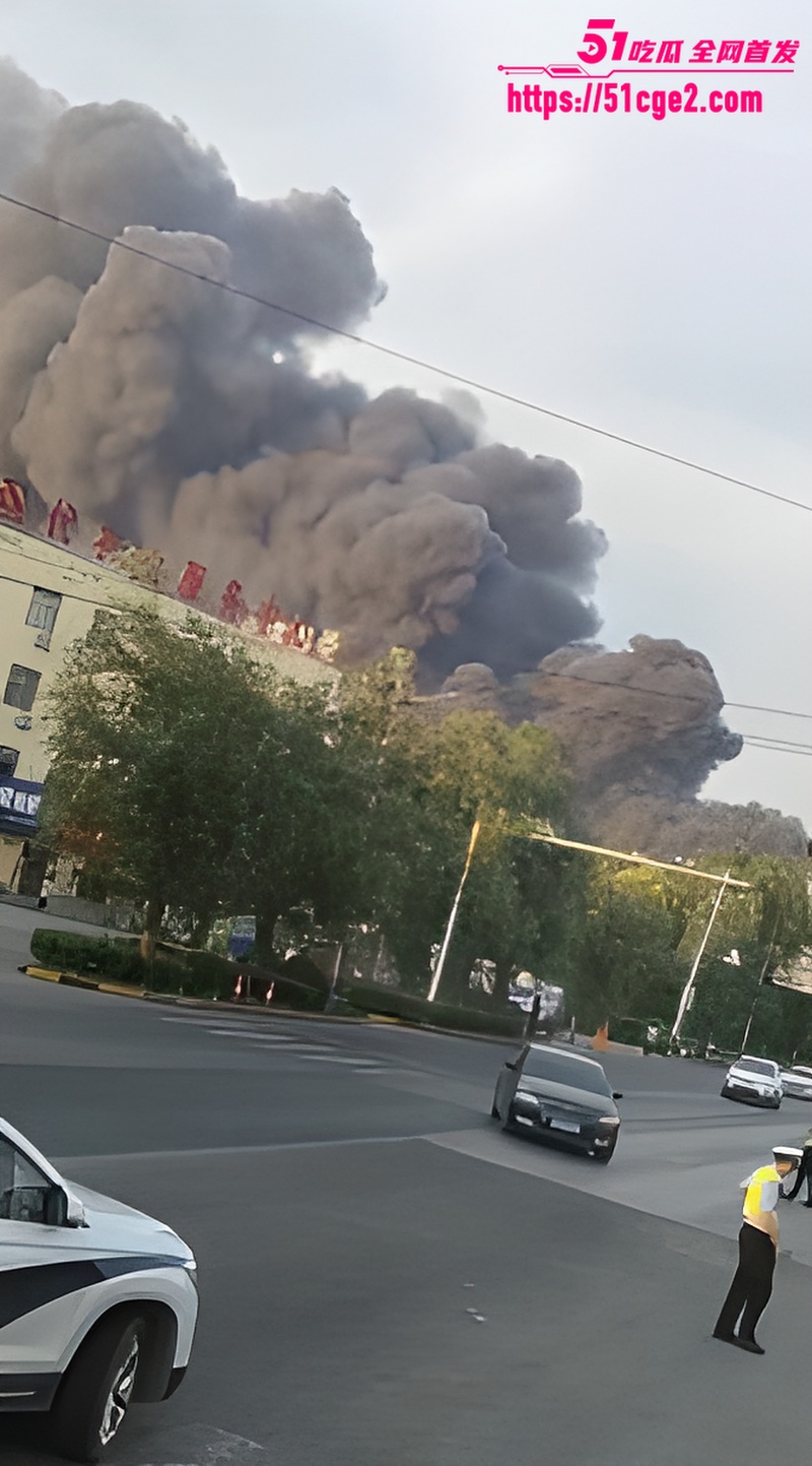 山东聊城阳谷突发大火 华泰化工石蜡料场烟雾冲天 厂区爆炸居民以为地震