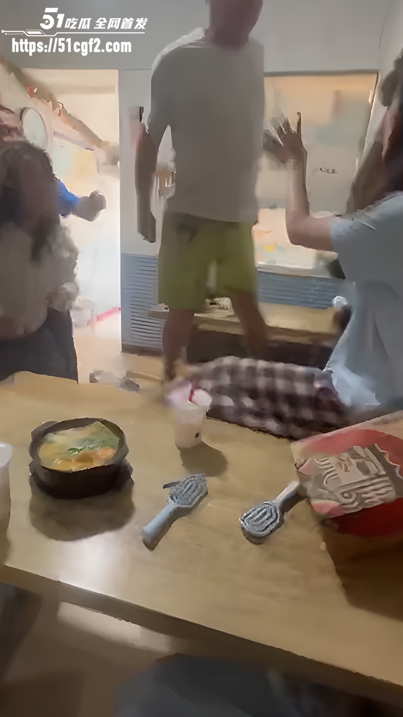 山东淄博网红 南哥与徐徐 探店时因言语冲突暴打少女 人设崩盘被网友口诛笔伐！
